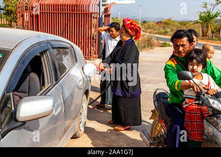Une femme de l'Ethnie Pa'o met l'essence (gaz) dans à une voiture, Taunggyi, Shan State, Myanmar. Banque D'Images