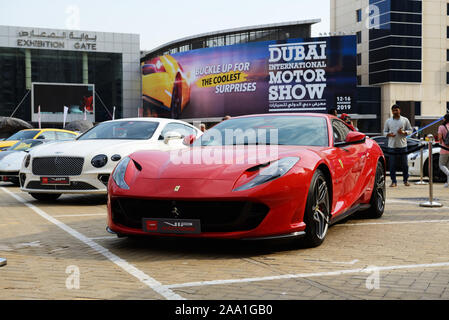 Dubaï, Émirats arabes unis - 16 novembre : la Ferrari 812 Superfast et Bentley Continental GT sportscars sont sur Dubai Motor Show 2019 le 16 novembre, 2019 Banque D'Images