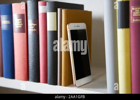 Weda de téléphone mobile en bibliothèque, Close up Banque D'Images