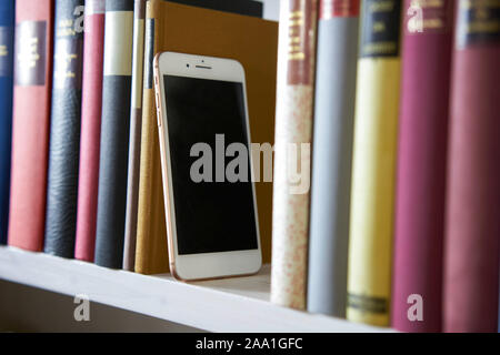 Weda de téléphone mobile en bibliothèque Banque D'Images