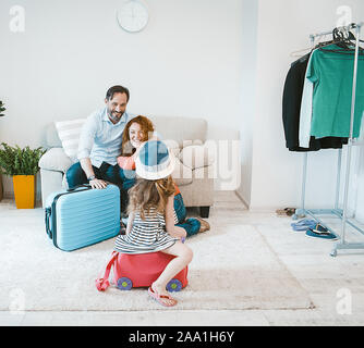 Heureux parents et petite fille de partir en vacances. Banque D'Images