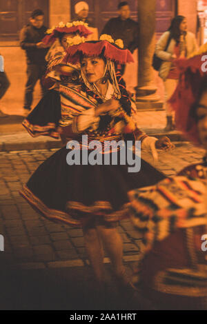 Danseur dans le costume traditionnel de son village célébrer dans les rues de Cusco, Pérou Banque D'Images