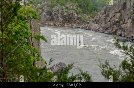 L'homme sur Kayak en néoprène sur kayak sur la rivière à Grand Falls National Park, Virginia Banque D'Images