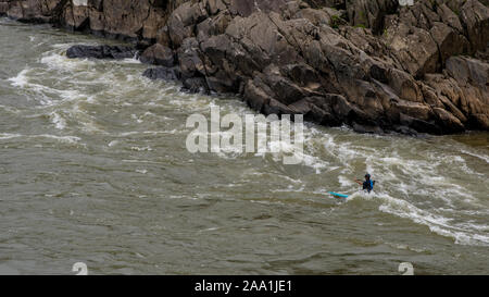 L'homme sur Kayak en néoprène sur kayak sur la rivière à Grand Falls National Park, Virginia Banque D'Images