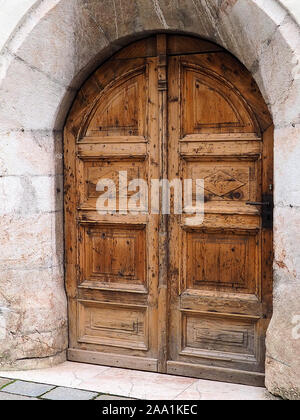 Ancienne porte de l'Europe en bois avec design arch Banque D'Images