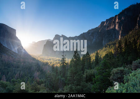 Célèbre Tunnel View in Yosemite National Park, California, USA au lever du soleil