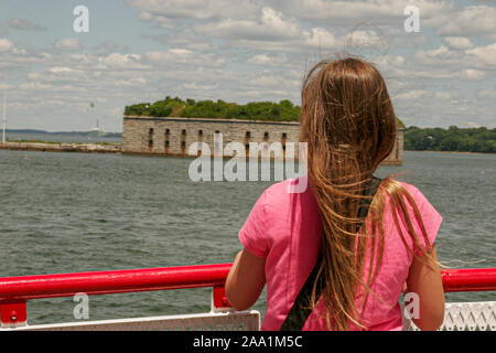 Petite fille en ferry à Casco Bay Banque D'Images