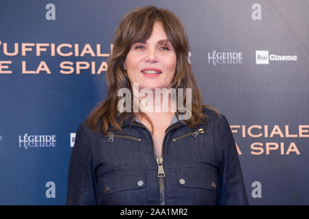 Roma, Italie. 18 Nov, 2019. Emmanuelle Seigner Photocall au Théâtre Eliseo de Rome dans le film réalisé par Roman Polanski 'L'Ufficiale e la SPIA" (titre original : 'J'Accuse') (photo de Matteo Nardone/Pacific Press) Credit : Pacific Press Agency/Alamy Live News Banque D'Images