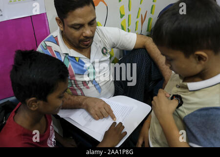 Kuala Lumpur, Selangor, Malaisie. 11Th Nov, 2019. Certains d'un enfant à l'étudiant plus âgé pour épeler des mots anglais à l'académie.Rohingyas English Academy est un centre d'apprentissage qui offre une éducation gratuite pour les réfugiés rohingyas les enfants et les adultes, elle a été fondée par Saif Ullah un citoyen Rohingya vivant en Malaisie et aussi un professeur d'anglais à l'académie qui ne reçoit aucune aide du gouvernement. La Malaisie a enregistré plus de 177 690 réfugiés et demandeurs d'asile de Rohingyas statistique selon le HCR et 45 470 d'entre eux sont des enfants de moins de 18 ans. (Crédit Image : © Faris Hadziq Banque D'Images