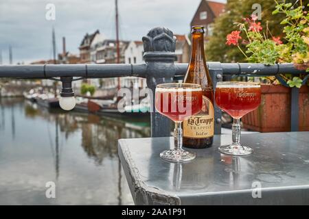 Bière trappiste versé dans un verre aux Pays-Bas Banque D'Images