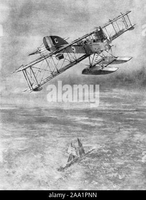 Gréé en voile de bateau : un sous-marin allemand l'immerge, voiles et tout, d'éviter une bombe de l'hydravion britannique. La Première Guerre mondiale 1917 Banque D'Images