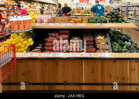 Un Trader Joe's stocks employé comme clients légumes shop. Wichita, Kansas, USA. Banque D'Images