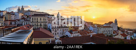 Lisbonne Portugal sunrise panorama sur les toits de la ville d'Alfama à Lisbonne Banque D'Images