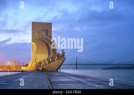 Lisbonne Portugal night city skyline at Monument des Découvertes et Pont du 25 avril Banque D'Images