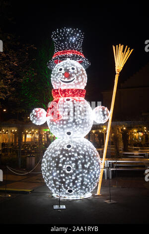 Stuttgart, Allemagne. 18 Nov, 2019. Le modèle d'un bonhomme de neige, éclairé avec des chaînes de lumières, est de Wilhelma. Beaucoup d'éclairage de Noël brille dans le jardin de Noël à Wilhelma. Le spectacle de lumière peut encore être vu à Wilhelma jusqu'au 6 janvier 2020. Crédit : Tom Weller/dpa/Alamy Live News Banque D'Images