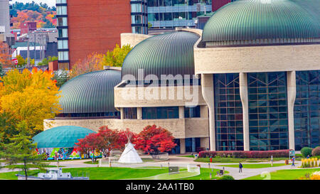 Le Musée canadien de l'histoire de Gatineau (Québec), vue de la rivière des Outaouais jusqu'à l'automne. Banque D'Images