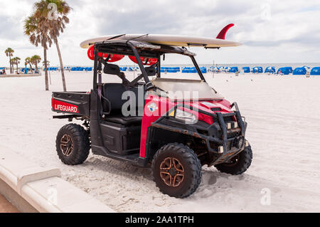 Un véhicule tout-terrain utilisé par des sauveteurs sur la plage avec une planche de surf attaché à son sommet, Clearwater Beach, Florida, USA Banque D'Images