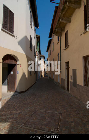 Caslano, Tessin, Suisse - 24 juillet 2019 : vue sur une ruelle traditionnelle et quelques belles maisons colorées, dans le centre du village de Morcote Banque D'Images