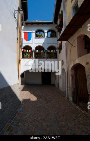 Caslano, Tessin, Suisse - 24 juillet 2019 : vue sur une belle cour typique avec un grand Canton du Tessin emblème peint sur la façade d'une maison Banque D'Images