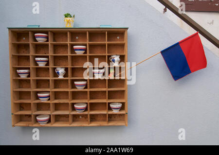 Caslano, Tessin, Suisse - 24 juillet 2019 : Photo d'une petite étagère en bois qui contient quelques "du café' le pot de vin en céramique typiques utilisés dans Banque D'Images