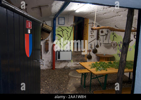 Caslano, Tessin, Suisse - 24 juillet 2019 : voir l'intérieur d'un traditionnel typique un Grottino (une grotte utilisée comme une cave) qui peuvent être trouvés principalement dans th Banque D'Images