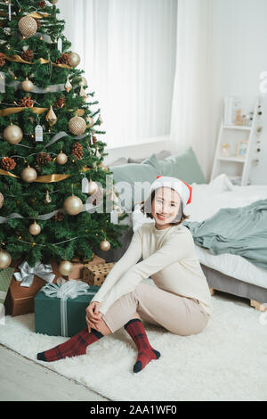 Asian woman with X-Mas des cadeaux à la maison. Vacances de Noël et Nouvel An. Banque D'Images
