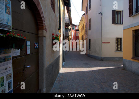 Caslano, Tessin, Suisse - 24 juillet 2019 : vue sur une ruelle traditionnelle et quelques belles maisons colorées, dans le centre du village de Morcote Banque D'Images