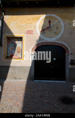 Caslano, Tessin, Suisse - 24 juillet 2019 : vue d'une belle vieille façade de maison avec une fresque religieuse peint sur elle, une horloge et un gros d Banque D'Images