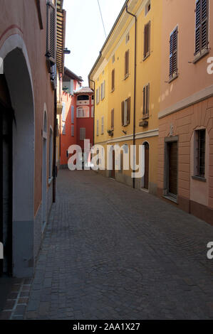 Caslano, Tessin, Suisse - 24 juillet 2019 : vue sur une ruelle traditionnelle et quelques belles maisons colorées, dans le centre du village de Morcote Banque D'Images