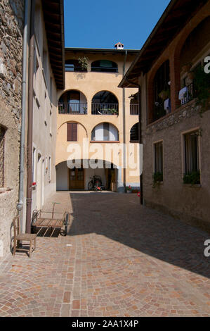 Caslano, Tessin, Suisse - 24 juillet 2019 : vue sur une belle cour typique dans le village de Lugano dans le canton du Tessin, Suisse Banque D'Images