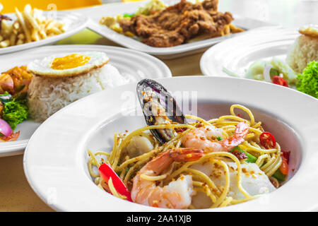 Table concept. Spaghetti aglio olio fruits de mer épicés. Banque D'Images