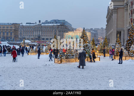 Carré Manezhnaya avec nouvelle décoration années couvertes de neige et les arbres de Noël à Moscou. La Russie Banque D'Images