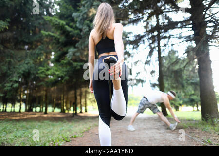 Belle femme debout sur une jambe Banque D'Images