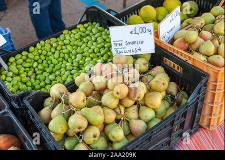 Marché de producteurs de fruits et légumes frais exposition Banque D'Images