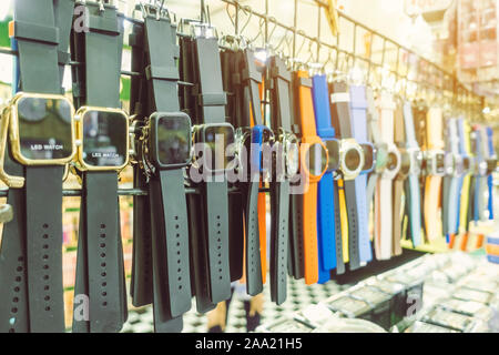 Beaucoup de poignet watchs moderne s'accrocher à voir et bon marché pour la vente au marché local. Focus sélectif. Banque D'Images