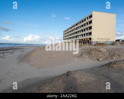 'Le Bâtiment des signaux en attente de destruction en raison de l'érosion côtière. Soulac-sur-Mer, côte Atlantique, France. Banque D'Images