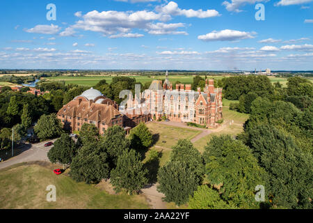 Kelham Hall - le chef d'oeuvre de style gothique victorien près de Newark-on-Trent avec un hôtel, centre de conférence, spa, parc et camping. Vue aérienne Banque D'Images