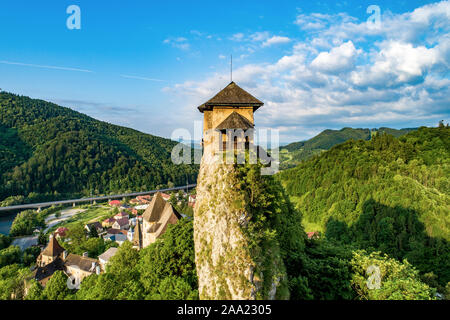 Château d'Orava - Hrad Oravsky Podzamok dans Oravsky en Slovaquie. Partie supérieure de forteresse médiévale sur extrêmement élevée et par la falaise abrupte de la rivière Orava. Tomburns Banque D'Images