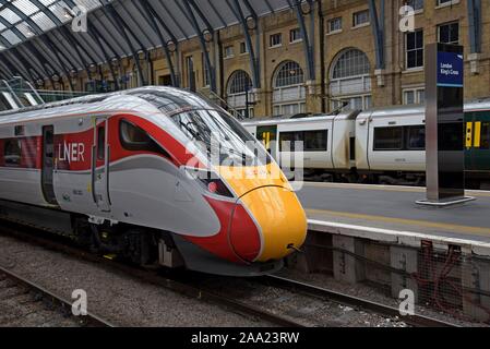 La nouvelle LNER Azuma trains construits par Hitachi et lancé en 2019 vu à la gare de Kings Cross Londres Banque D'Images