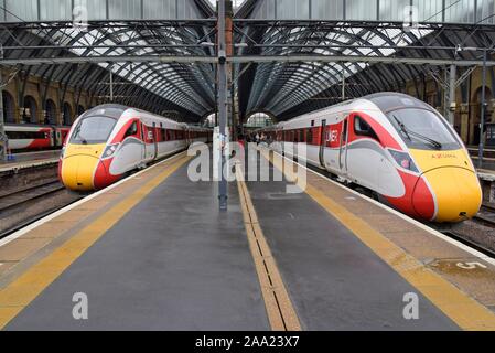 La nouvelle LNER Azuma trains construits par Hitachi et lancé en 2019 vu à la gare de Kings Cross Londres Banque D'Images