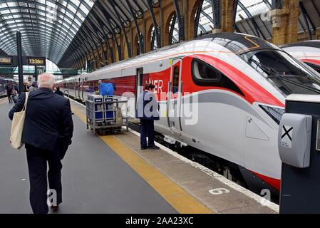 Le nouveau train LNER Azuma vu à la gare de Kings Cross Londres Banque D'Images