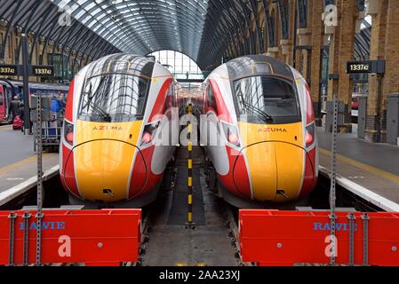 La nouvelle LNER Azuma trains construits par Hitachi et lancé en 2019 vu à la mémoire tampon s'arrête à la gare de Kings Cross Londres Banque D'Images