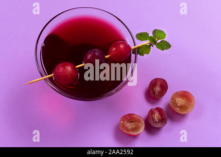 Verre de jus de raisin sur un versant arrière-plan. Vue d'en haut Banque D'Images