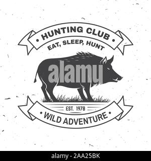 Club de chasse d'un insigne. Manger, dormir, chasser. Vector illustration. Concept pour chemise ou l'étiquette, d'impression, de timbre, d'un insigne, tee. Typographie vintage design avec silhouette de sanglier. Emblème de hunt club aventure de plein air Illustration de Vecteur