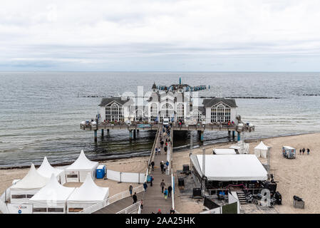 Sellin, Allemagne - 1 août 2019 : Célèbre Seebruecke Sellin, Jetée de Sellin, un jour nuageux de l'été, Ostseebad Sellin, station touristique de la mer Baltique Banque D'Images