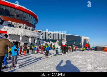 La Slovaquie, Jasna. Station de ski couverte de neige au sommet de la montagne. Sunny journée sans nuages. Foule de skieurs et planchistes Banque D'Images