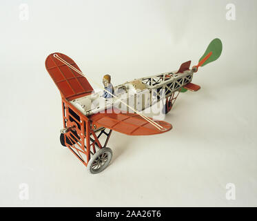 Jouets pour enfants du passé. Tin toy airplane qui était populaire au tournant du siècle, 1800-1900. Mais le plaisir simple des jouets qui étaient bon marché pour acheter. Ils sont maintenant à percevoir et peut être très utile. Fabricants de jouets allemande a dominé le début de la production de jouets. Banque D'Images