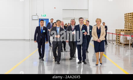 (191119) -- DUBLIN, 19 novembre 2019 (Xinhua) -- le ministre irlandais des affaires, de l'entreprise et l'innovation Heather Humphreys(1R en face) visites une préparation pour nourrissons à Monaghan, au nord-est de l'Irlande, le 18 novembre 2019. Une cérémonie pour marquer l'achèvement de la construction de l'usine de production de préparations pour nourrissons par une société chinoise a eu lieu en Irlande du nord-est du comté de Monaghan le lundi. Situé dans la région de Carrickmacross, la deuxième plus grande ville dans le comté de Monaghan, la nouvelle usine avec un investissement de plus de 20 millions d'euros (environ 22 millions de dollars américains), qui est entièrement financé par Shanghai Newbaze Dai Banque D'Images