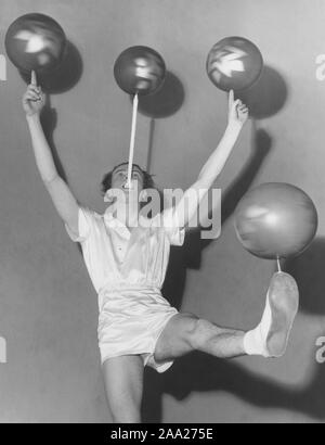 Jongleur de talent. La nature suédois Jan filmdirector Lindblad, 1932-1987, était aussi un artiste talentueux et jongleur et est vu ici en spectacle avec son acte d'équilibrer les couilles sur ses doigts, de la bouche et des pieds et la Chine theatre de Stockholm 1958 Banque D'Images