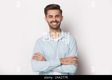 Close up portrait of smiling positif avec beau barbu. Banque D'Images